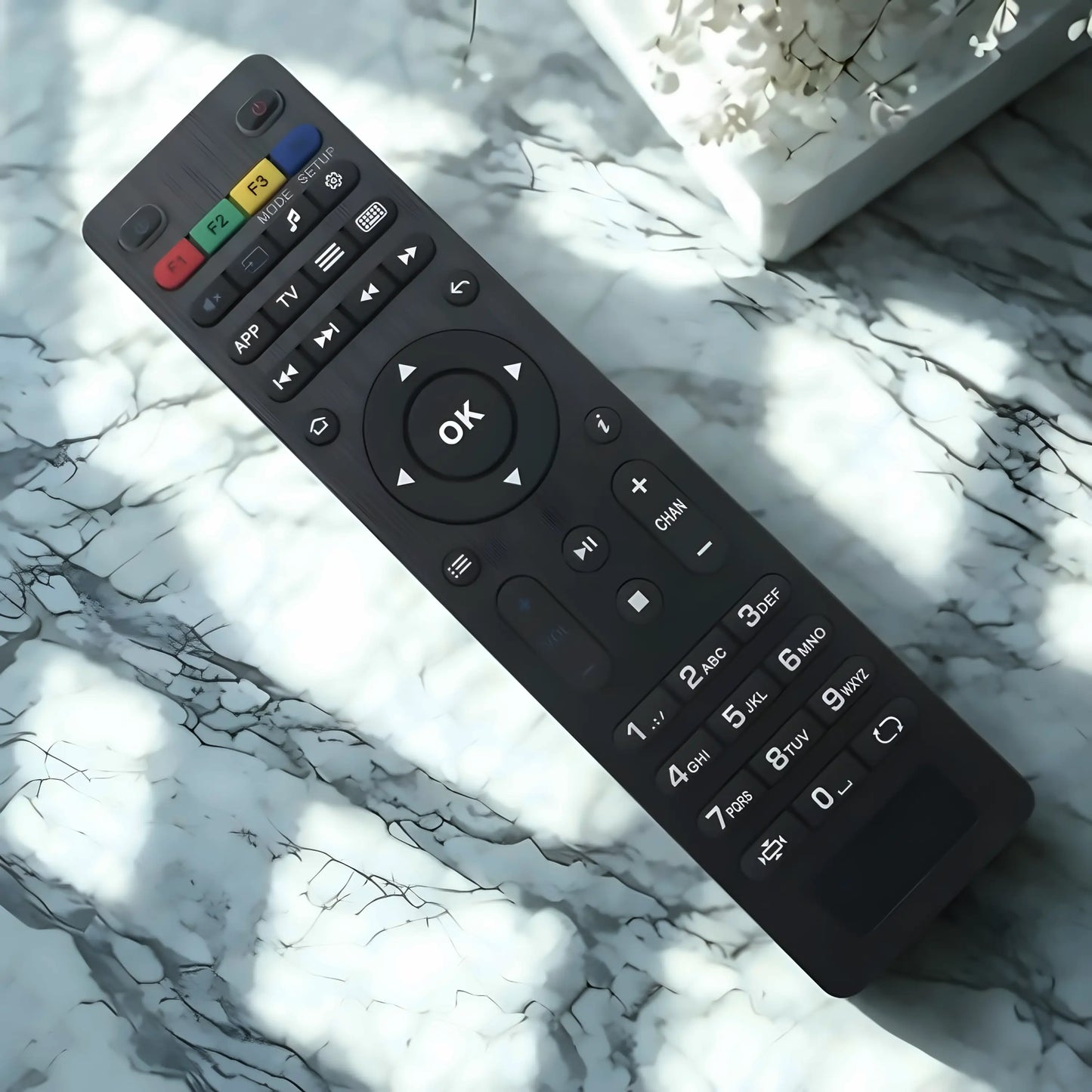 MAG IPTV Fernbedienung für Modelle 250, 254, 256, 322, 410, 420, 520, 544 – schwarze Universalfernbedienung mit ergonomischem Design auf Marmortisch