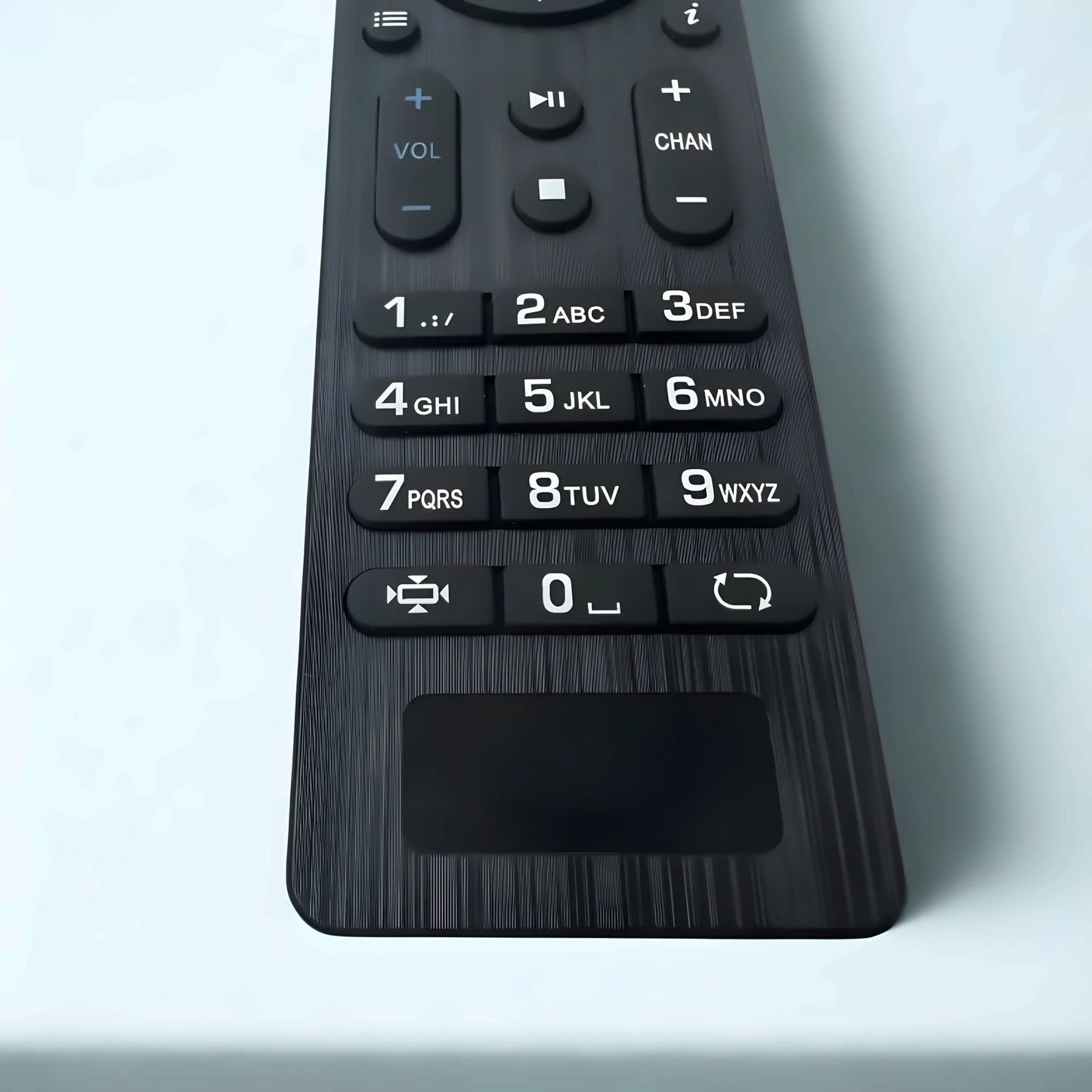 Nahaufnahme der MAG IPTV Fernbedienung – Nummernfeld und Steuertasten für Modelle 250, 254, 256, 322, 410, 420, 520, 544