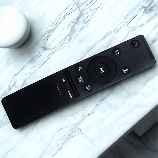 Samsung Soundbar Ersatzfernbedienung AH59-02767A auf Marmortisch – elegante Universalfernbedienung mit Lautstärke-, Woofer- und Soundmodus-Tasten
