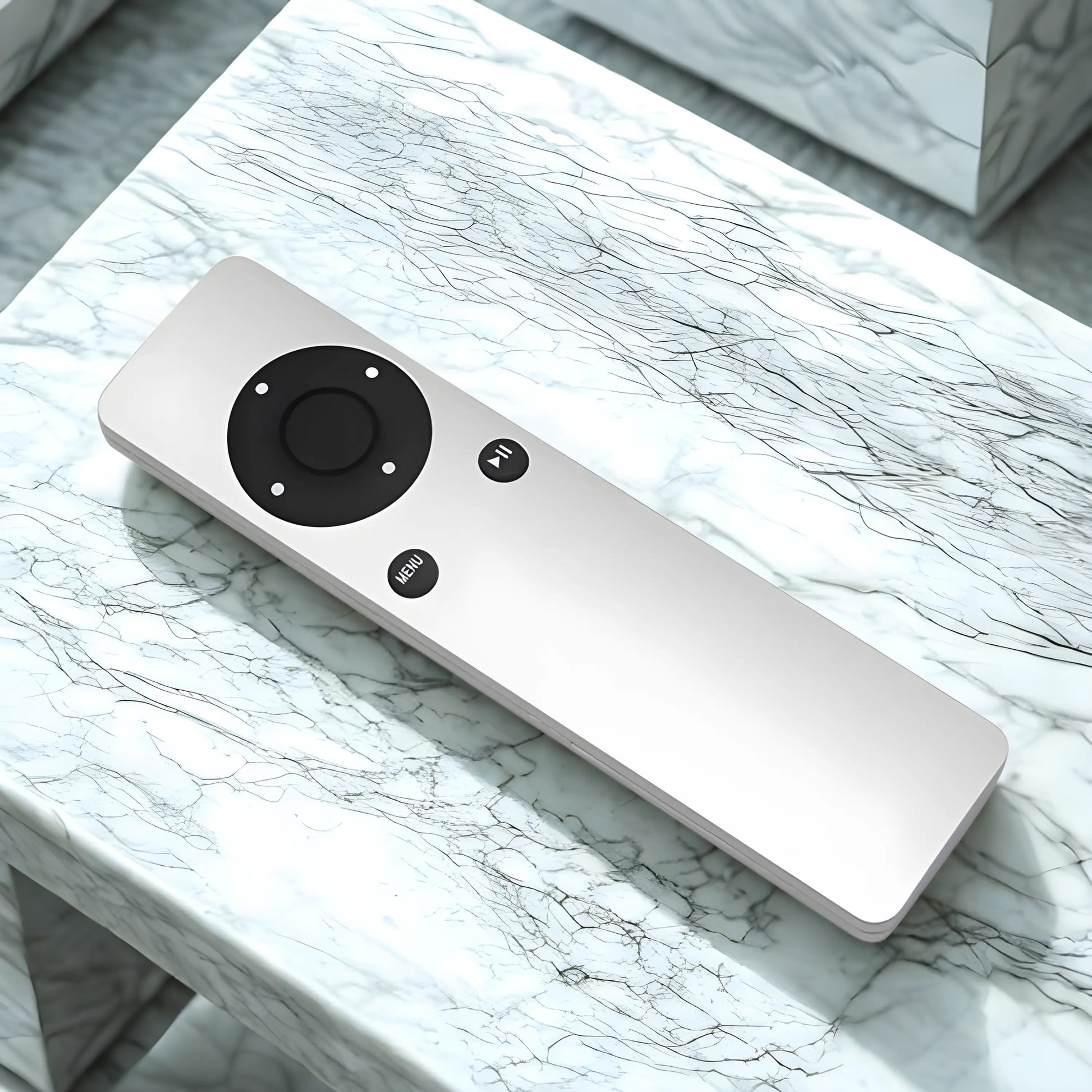 Apple TV Ersatzfernbedienung aus Aluminium auf Marmortisch – stilvolle Remote kompatibel mit Apple TV1, TV2, TV3, A1294, A1469, A1427, A1378