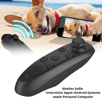 Kabelloser Bluetooth Controller mit Joystick – ideal für Selfies, Spiele und Multimedia auf Android, iOS und PC, mit Smartphone-Kamera verbunden am Strand