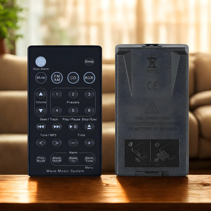 Bose Wave Music System Ersatzfernbedienung – Vorder- und Rückseite auf Holztisch im Wohnzimmer, kompatibel mit AWRCC1, AWRCC2, AWRCC3, AWRCC4, AWRCC5