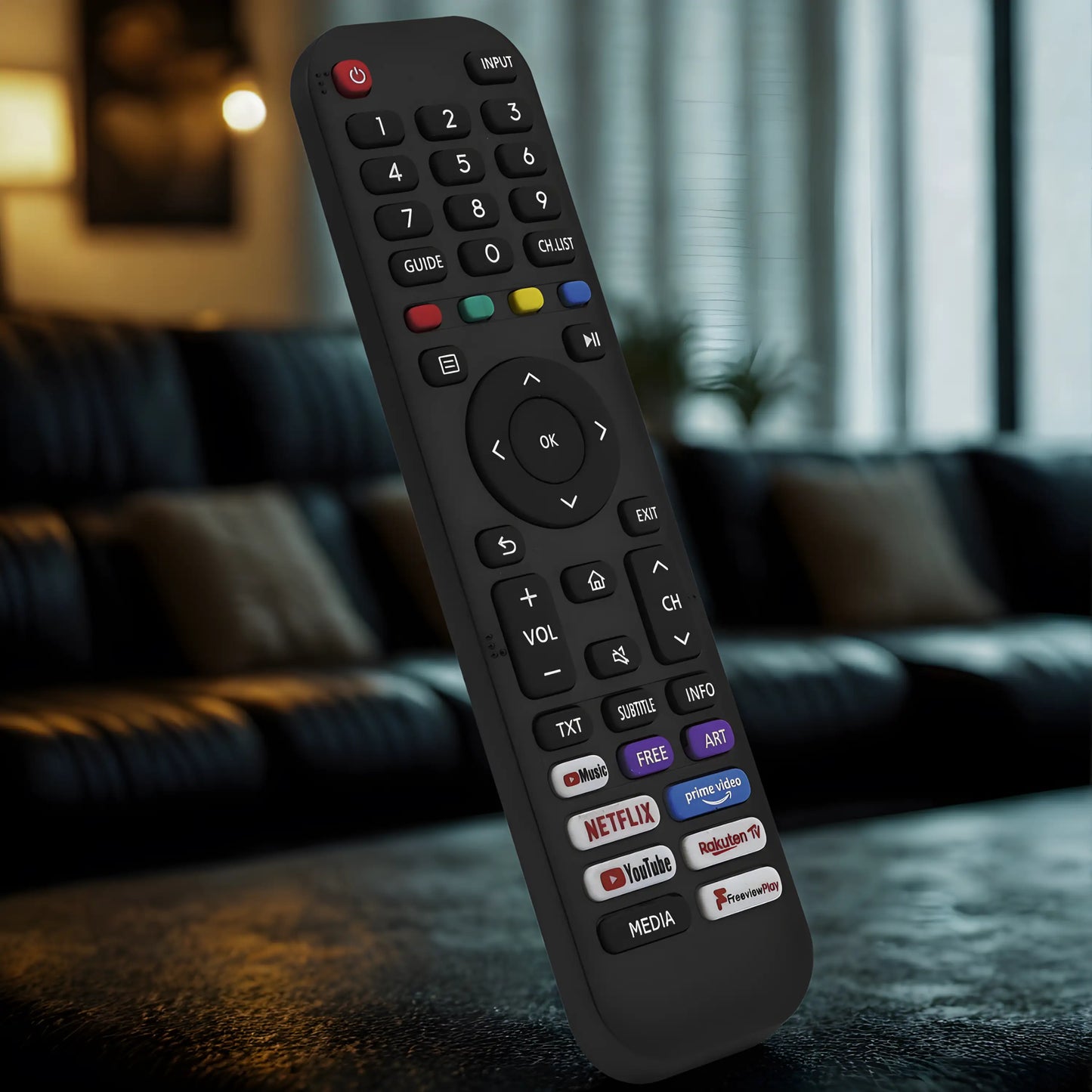 Universal Ersatz Fernbedienung für alle Hisense TV Modelle. Detailansicht mit Netflix und YouTube Tasten im Wohnzimmer-Setting. Direkt funktionsfähig.