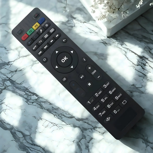 MAG IPTV Fernbedienung für Modelle 250, 254, 256, 322, 410, 420, 520, 544 – schwarze Universalfernbedienung mit ergonomischem Design auf Marmortisch