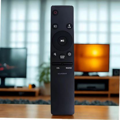 Samsung Soundbar Ersatzfernbedienung AH59-02767A – moderne Universalfernbedienung mit Lautstärke- und Woofersteuerung, im Wohnzimmer mit TV im Hintergrund
