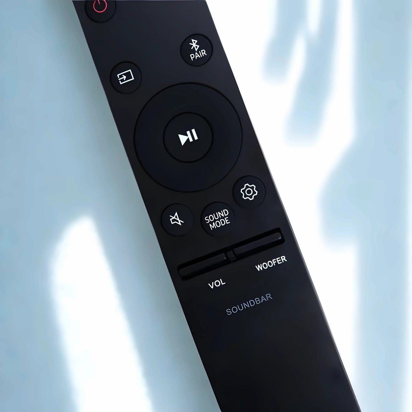 Nahaufnahme der Samsung Soundbar Ersatzfernbedienung AH59-02767A – zeigt Lautstärke-, Woofer- und Soundmodus-Tasten im modernen Design