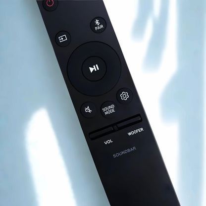 Nahaufnahme der Samsung Soundbar Ersatzfernbedienung AH59-02767A – zeigt Lautstärke-, Woofer- und Soundmodus-Tasten im modernen Design