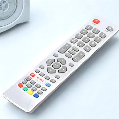 Close-up Winkelansicht der Sharp Aquos Ersatz Fernbedienung SHWRMC0115 mit gebürsteter Oberfläche.