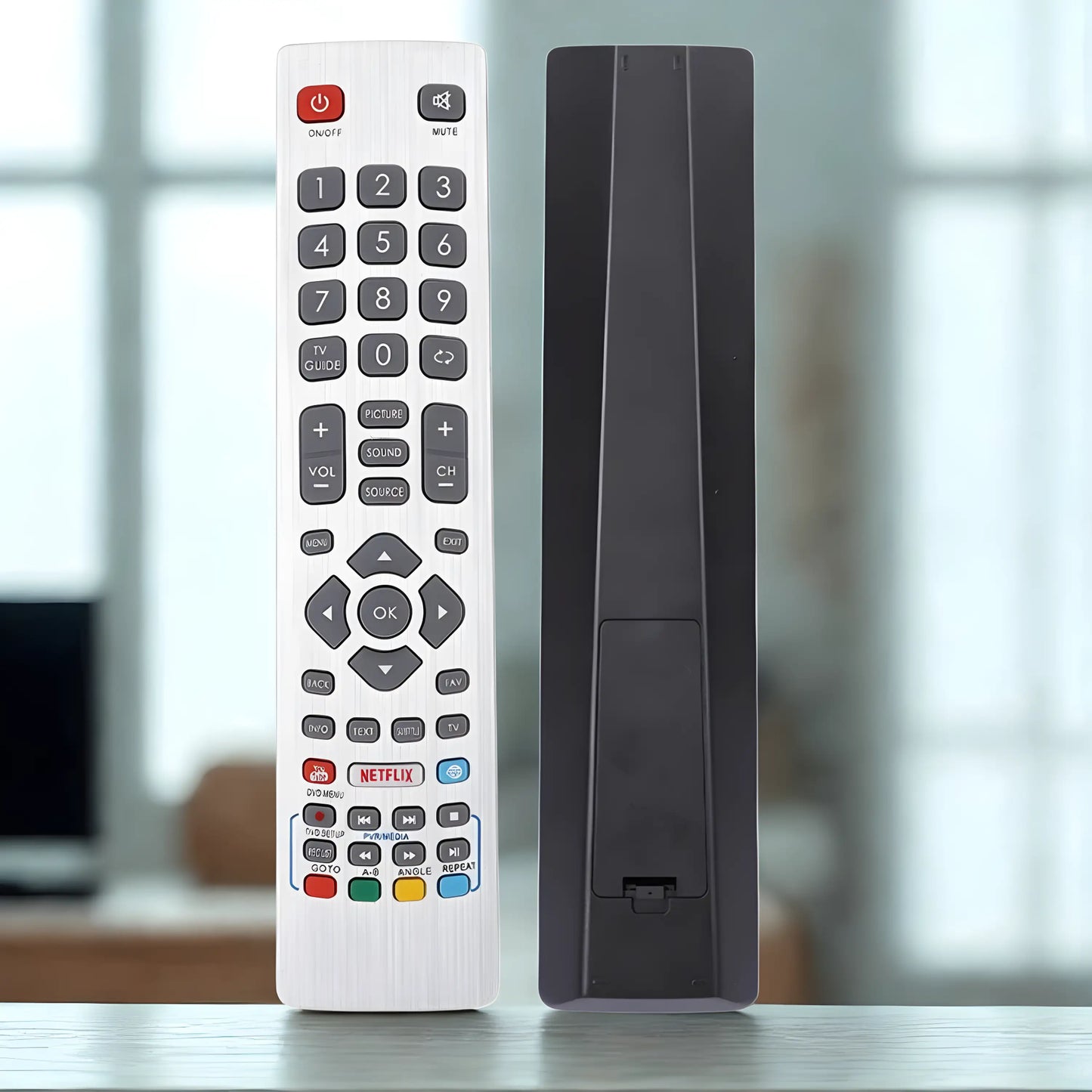 Sharp Aquos Ersatz Fernbedienung SHWRMC0115 Vorder- und Rückseite vor einem Wohnraum Hintergrund.