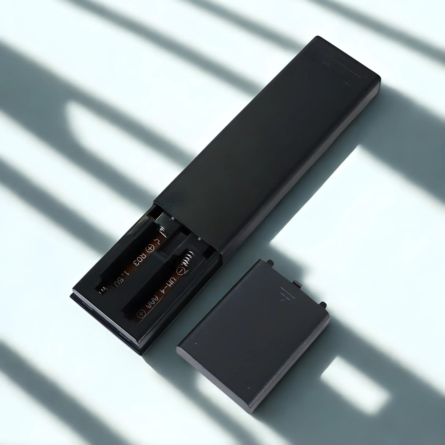 Rückseite der Sony RMT-TX200E Ersatzfernbedienung mit geöffnetem Batteriefach – zeigt zwei 1,5V AAA-Batterien, kompatibel mit Sony Bravia 4K HDR Android TVs