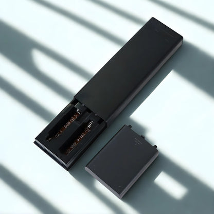 Rückseite der Sony RMT-TX200E Ersatzfernbedienung mit geöffnetem Batteriefach – zeigt zwei 1,5V AAA-Batterien, kompatibel mit Sony Bravia 4K HDR Android TVs