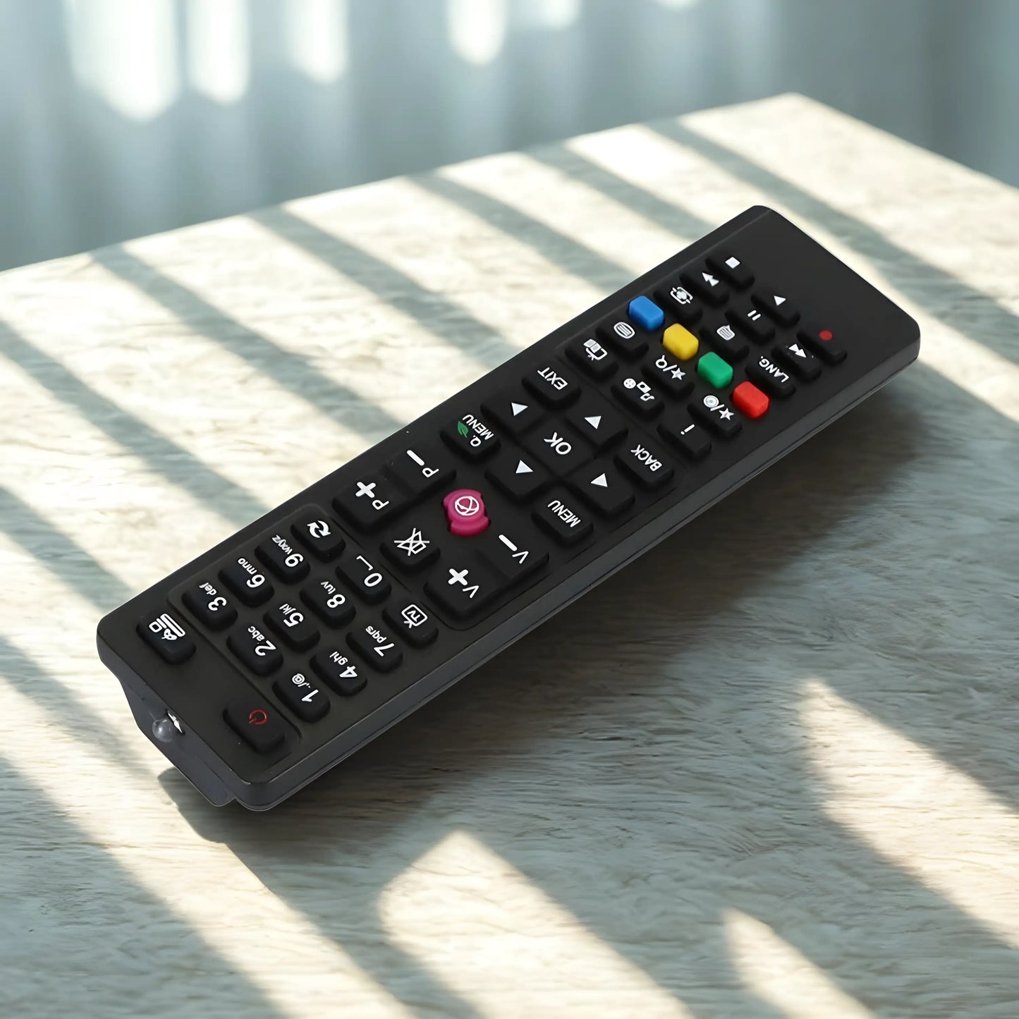 Telefunken RC4875 Ersatzfernbedienung auf Holztisch – kompatibel mit Telefunken, Finlux und Vestel Smart TVs