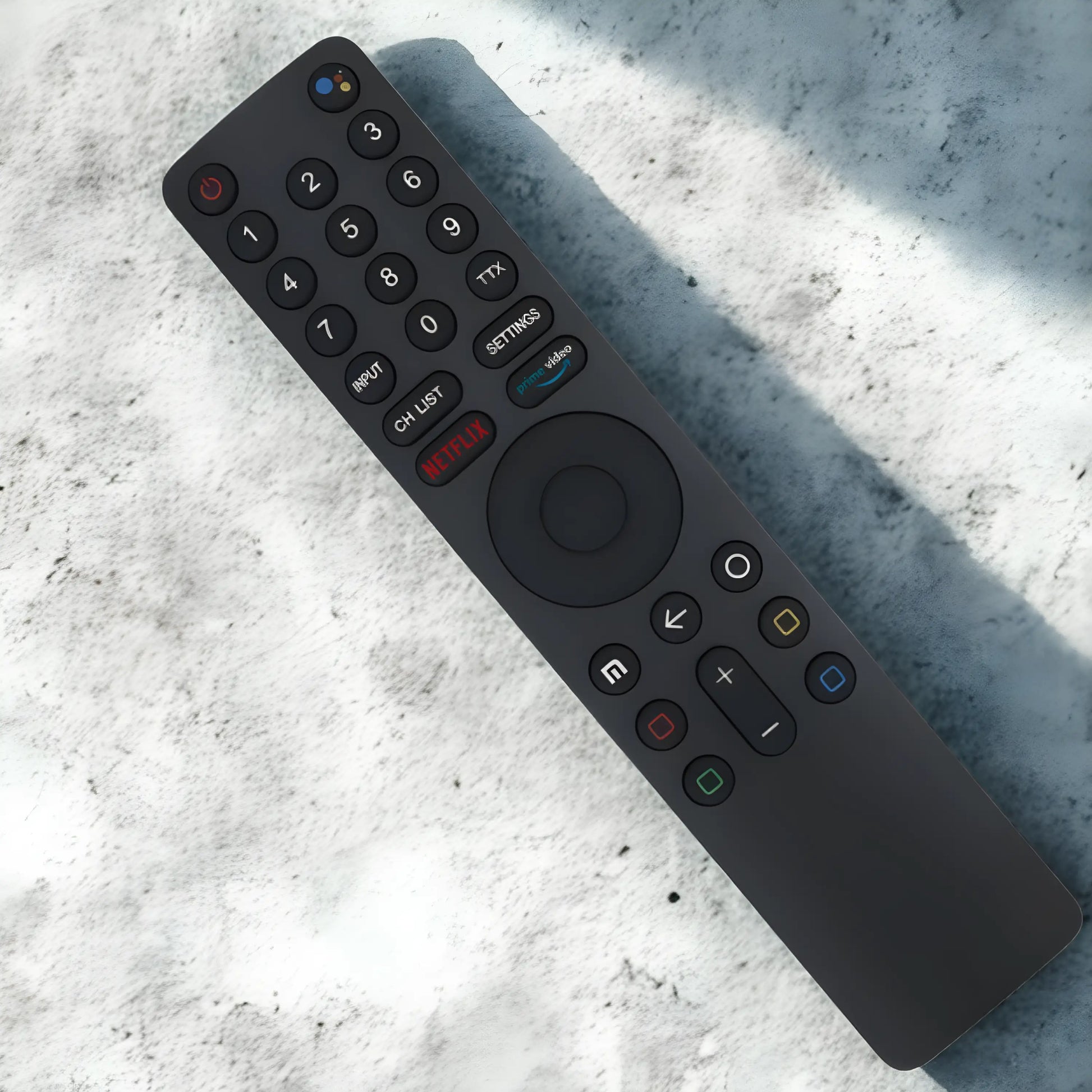 Nahaufnahme der Xiaomi XMRM-010 Ersatz Fernbedienung auf grauem Hintergrund. Netflix und Prime Video Tasten sichtbar.