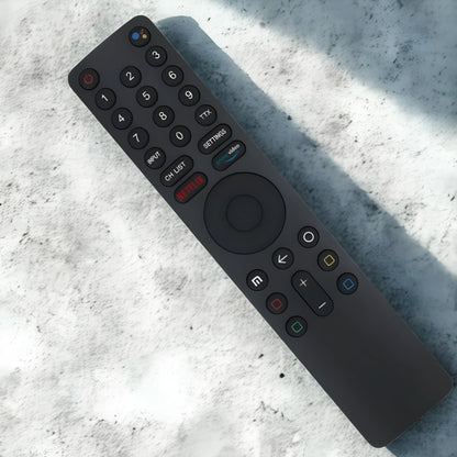 Nahaufnahme der Xiaomi XMRM-010 Ersatz Fernbedienung auf grauem Hintergrund. Netflix und Prime Video Tasten sichtbar.